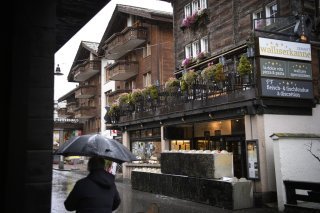 Un des exploitants du restaurant à Zermatt qui avaient été arrêtés en novembre dernier par la police valaisanne pour n'avoir pas respecté de manière répétée les mesures anti-Covid, contre-attaque.